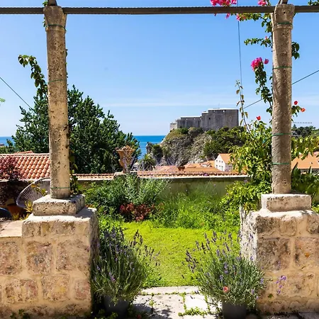 Ani Coral Dubrovník